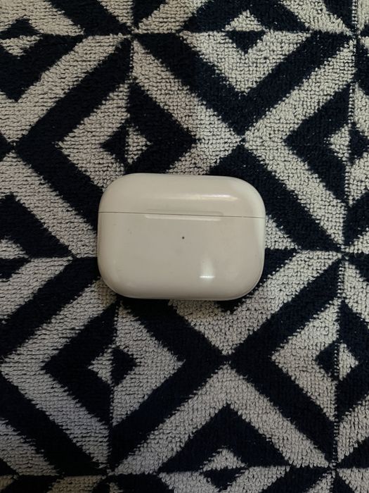 Продам кейс оригинал airpods pro 1