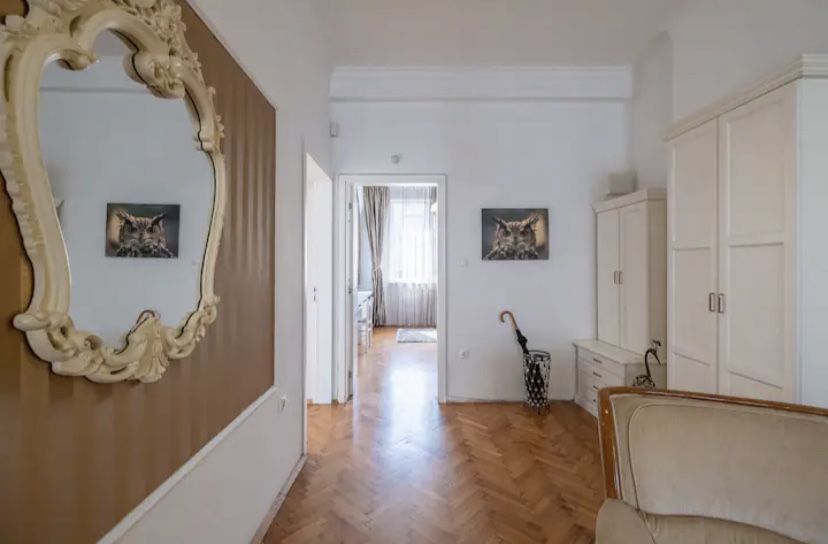 Дава се под наем Тристаен апартамент в София, Център - 120 кв.м за 1495.83 € - Снимка #1