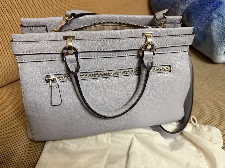 Страхотна чанта Guess