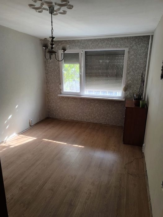 Отдавам тристаен необзаведен апартамент в кв Дървеница, София под наем, състоящ се от хол, две спални, кухня, баня, тоалетна и две сервизни помещени я