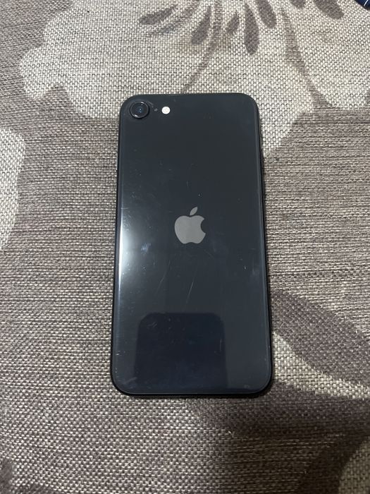 Продам Iphone SE 2020 года