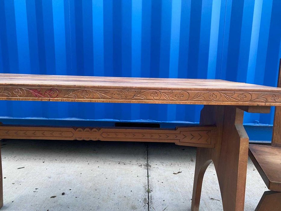 masa cu scaune sculptate cu motive traditionale