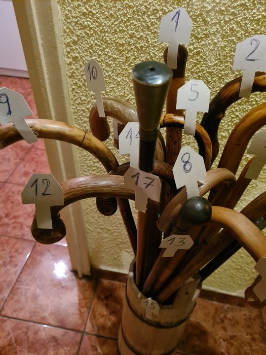 Bastonul ajutator din lemn si alte obiecte vechi