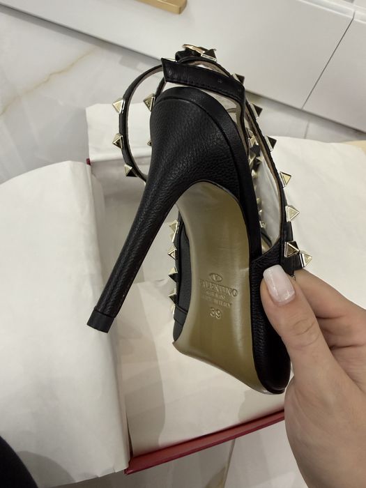 Нови обувки Valentino Garavani