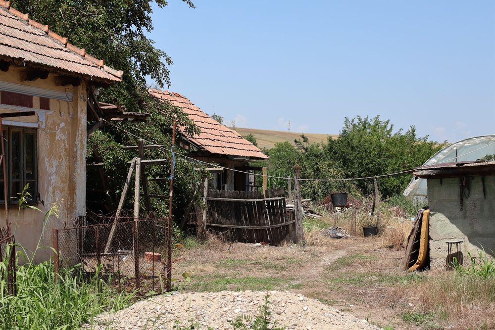 Teren intravilan 5439 mp + livada + casa | fantana + curent | Strejesti de Sus, Olt