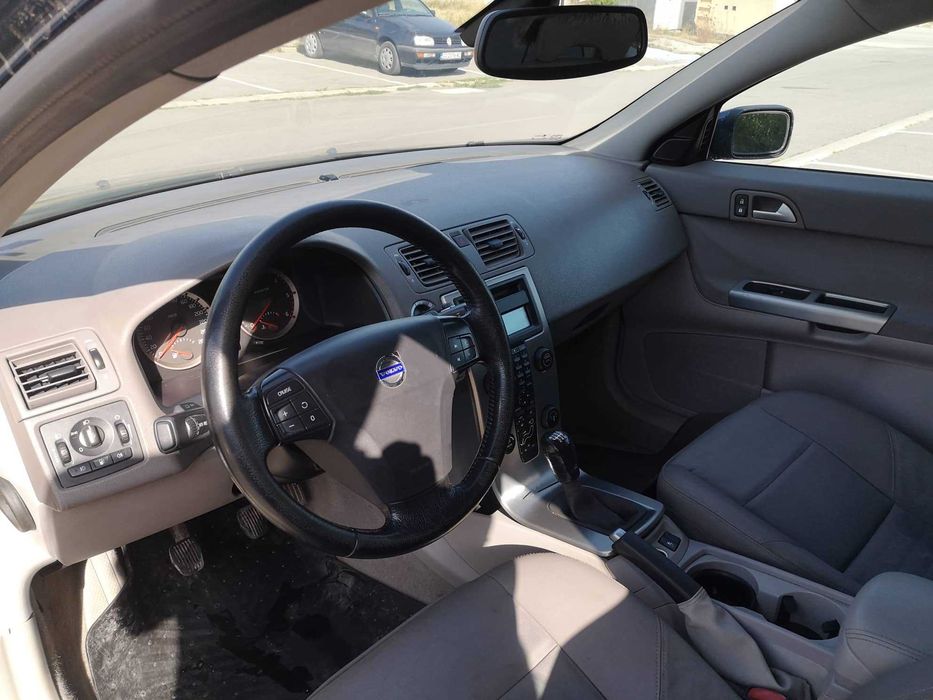Автомобил Volvo V50