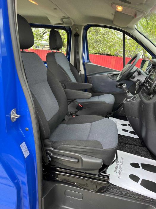 Opel Vivaro EcoFlex an 2015 cu 6 locuri si duba euro 5