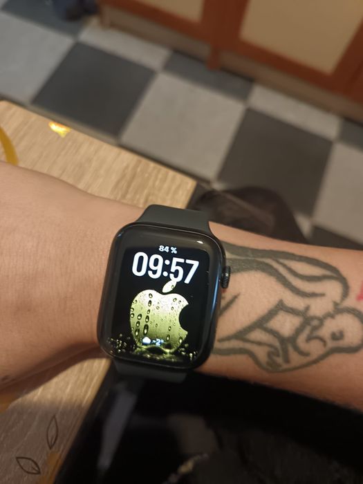 Vând schimb IPhone 14 și un Apple Watch 8