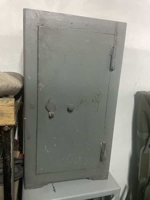 Советский металлический сейф