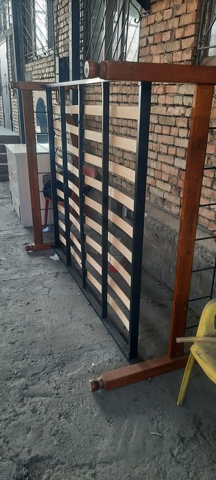 Большая кровать и камод