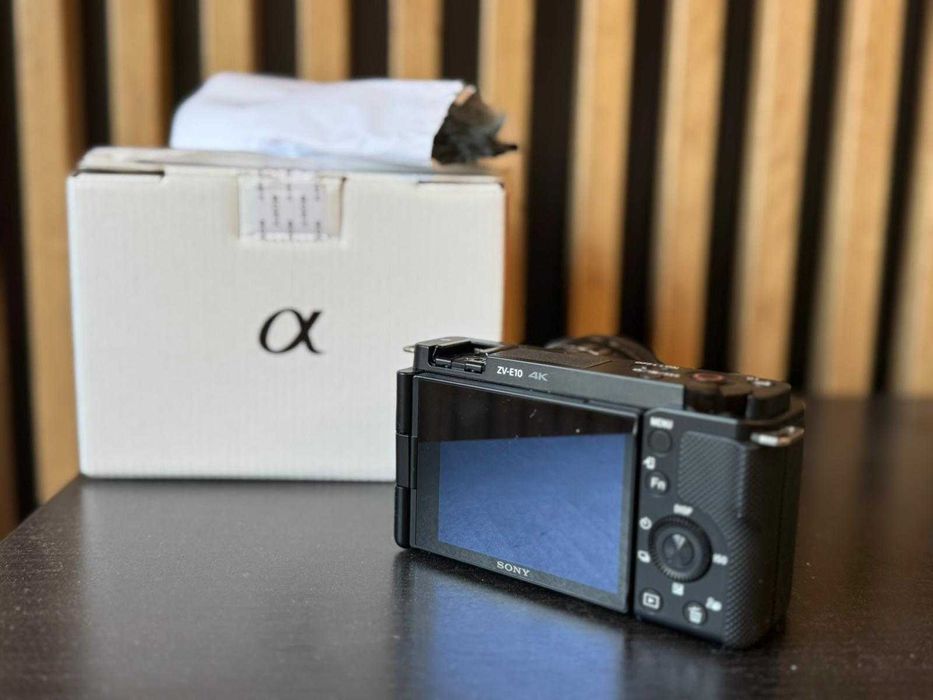 Sony ZV-E10 + obiectiv Sony 50mm f/1.8 – stare nouă, cu factură