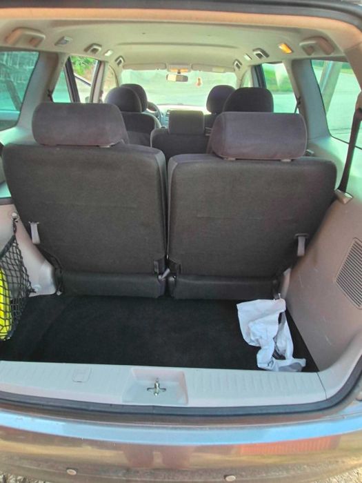 автомобил Mitsubishi Grandis