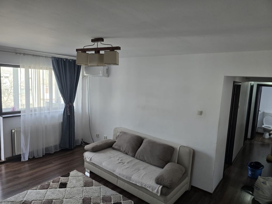 Vand apartament cu 3 camere  decomandat