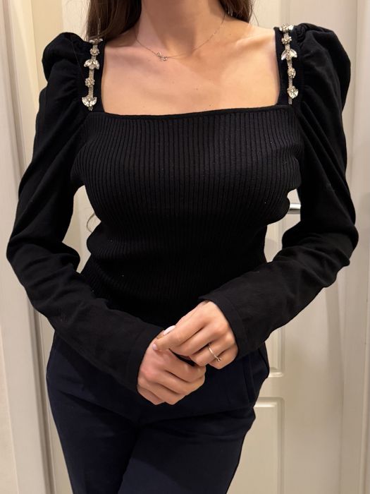 Черна блуза с камъни