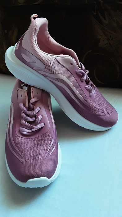 Adidași roz noi cu eticheta mărimea 39