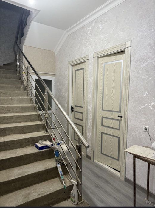 Uy sotiladi 2 etajlik 1.5 sotik pishgan gishtdan qurilgan