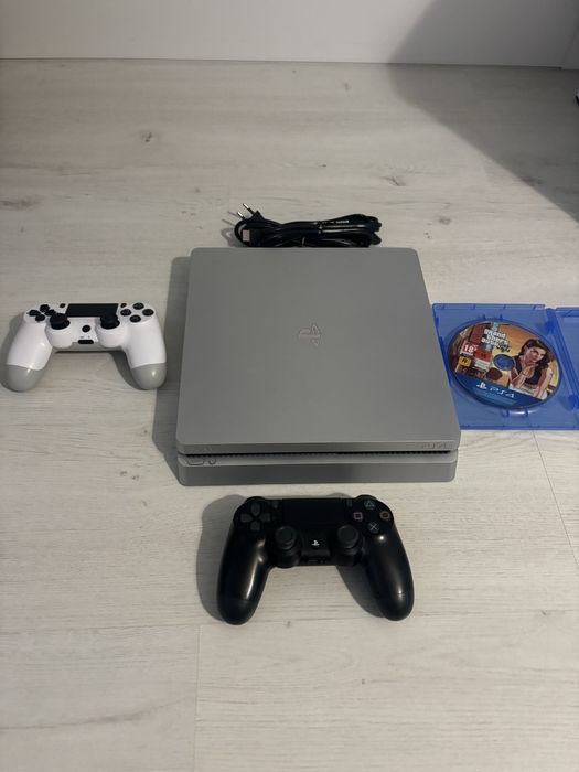 Playstation 4 Silver Limited Edition. 500gb, 2 manete