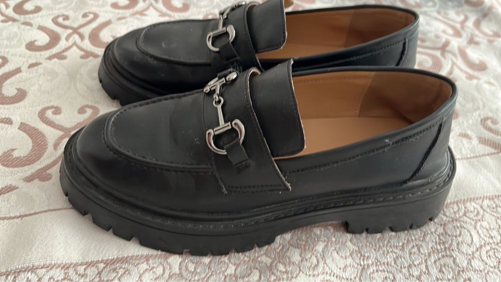 Лоферы черные