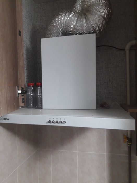 Вытяжка Мидеа в отличном состоянии. 3 скорости вытяжки, лед подсветка.