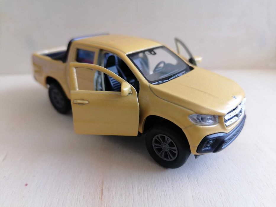 Мерцедес Х-класа в мащаб 1:34.