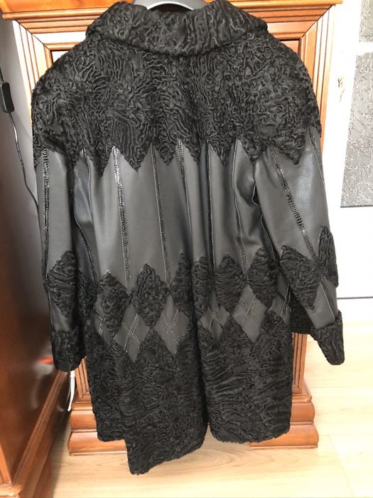 Haina astrahan negru in combinatie cu piele, dama, marimea 50-52