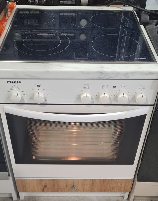 Фурна за вграждане Miele H311e с керамични котлони