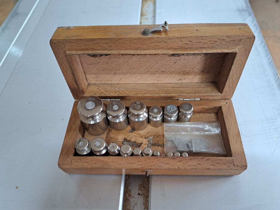 Продам маленькие весы вместе с гирьками