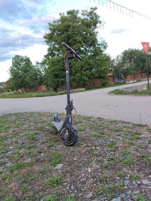 Trotineta ninebot aproape nouă ,mai are un an garanție, preț negociabil