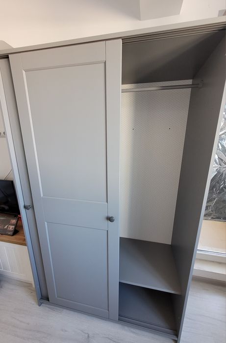 Dulap IKEA gri cu uși glisante – ideal pentru o persoană