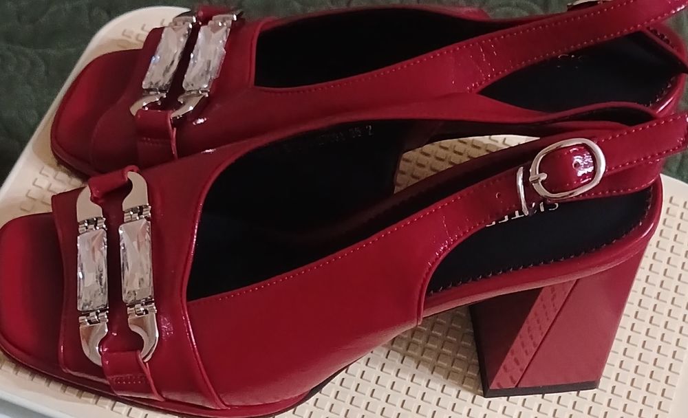 Продам босоножки женские