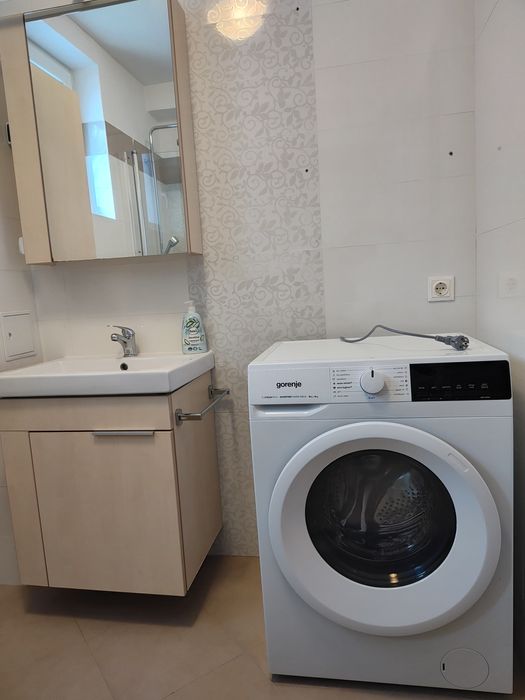 De inchiriat - Apartament modern cu 2 camere si loc de parcare