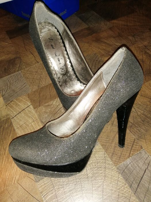 Дамски обувки на висок ток