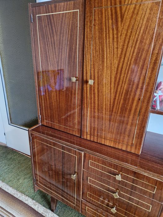 Тази секция  се подарява,към него има и шкаф с огледало.