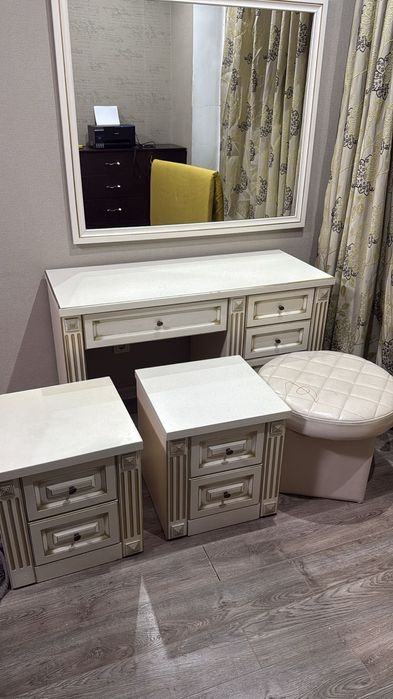 Продам зеркало с тумбочками