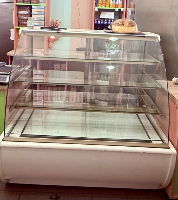 Vitrina prajituri 1,4 m cu 4 rafturi