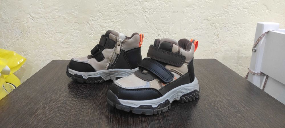 Продам детскую обувь: ботинки, кроссовки