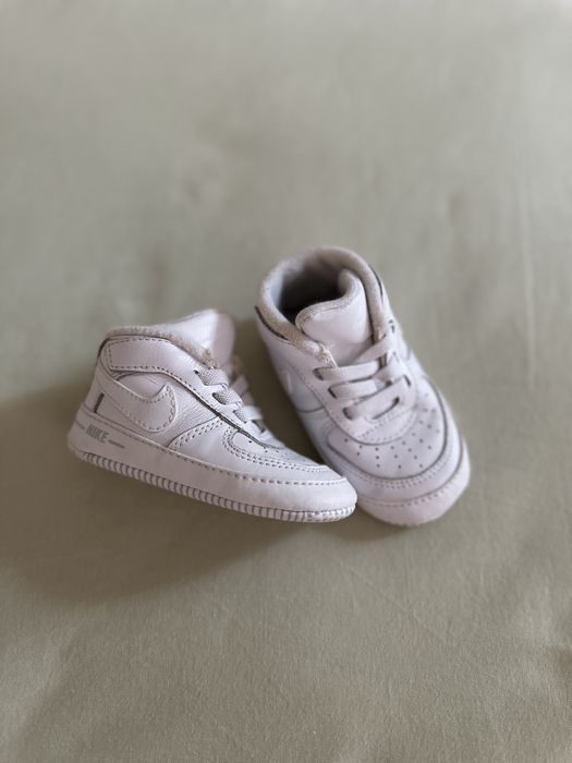 Бебешки обувки и буйки