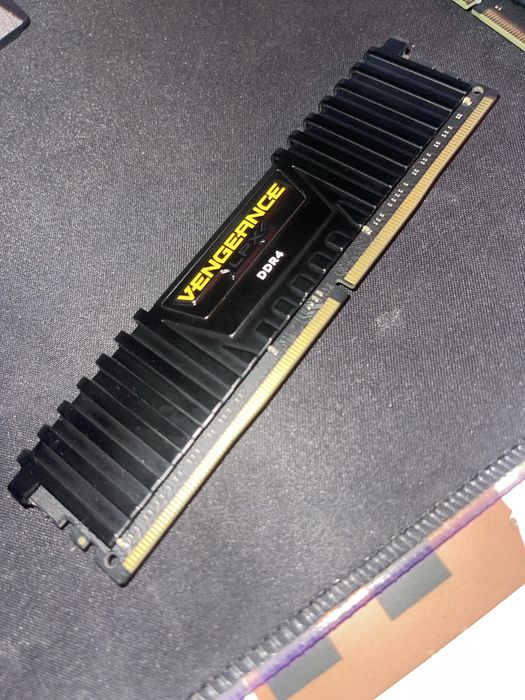 32 gb RAM ddr4 2400mhz CORSAIR VENGACE