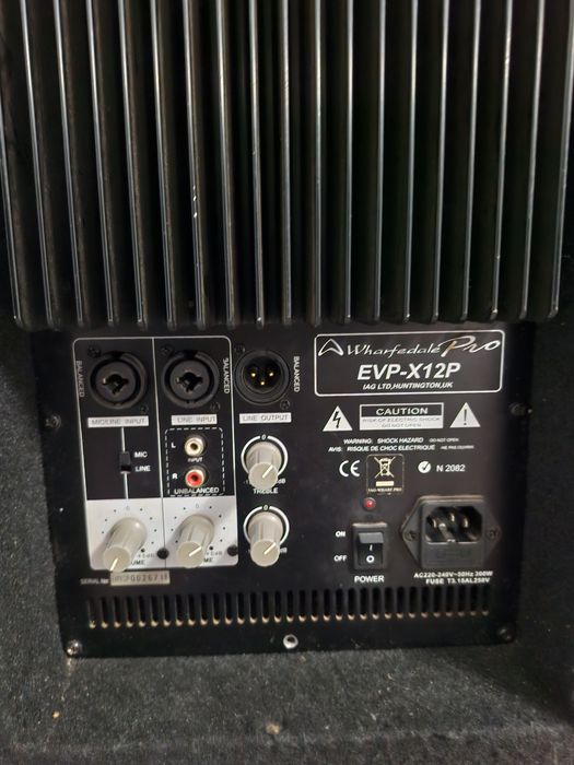 Boxe active 300 w și mixer pasiv Behringer