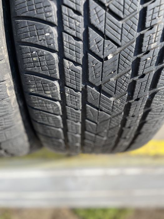 2 бр. зимни гуми 275/40/22 Pirelli DOT 3515 5-5,5 mm