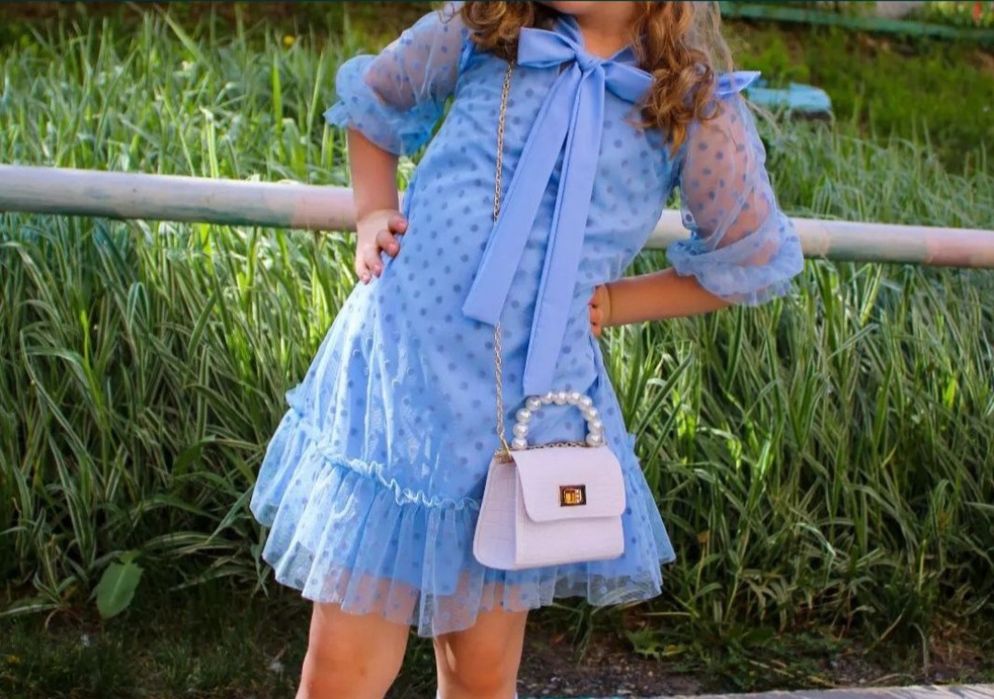 Продам два платья нарядных для девочки