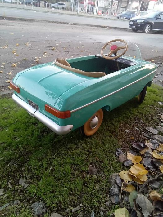 Продавам метална детска ретро кола с педали МОСКВИЧ количка