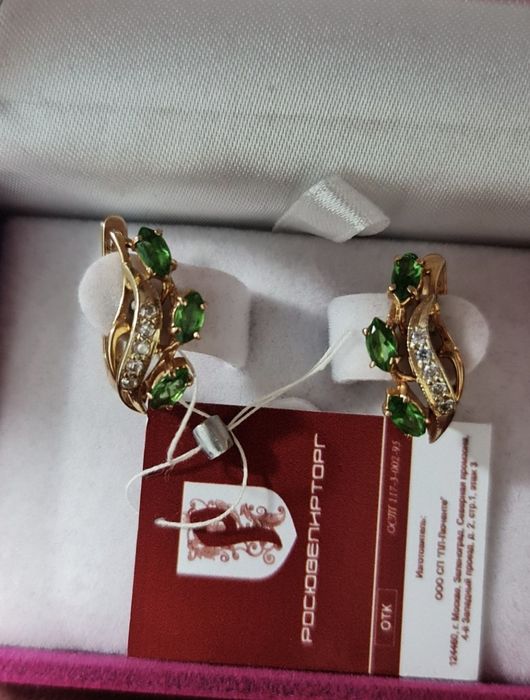 Золотые изумрудные серьги 585 пробы