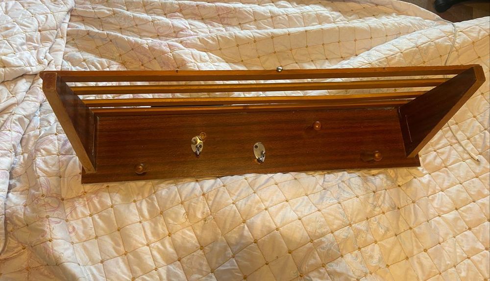 Настенная деревянная вешалка с полкой