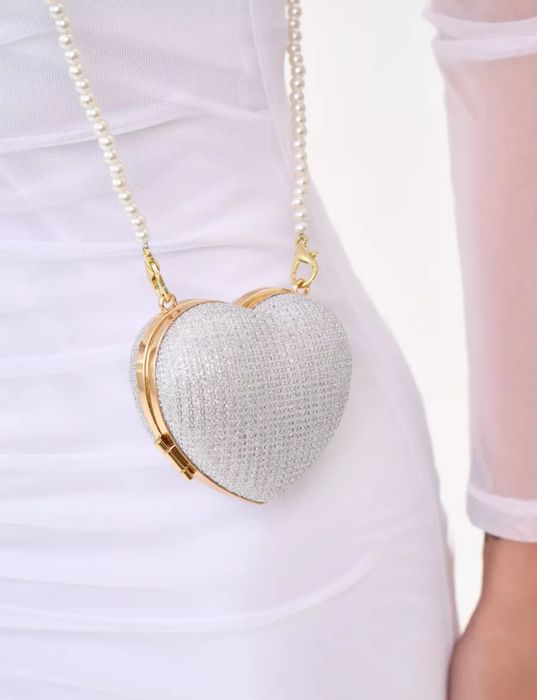 Мини сумочка с двумя ремешками в комплекте.