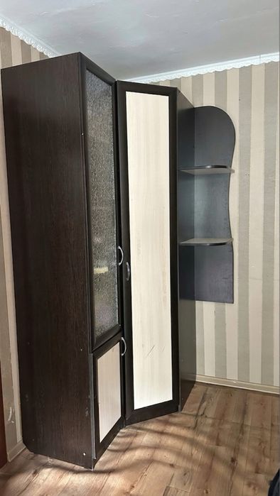 Шкаф угловой,в отличном состоянии.