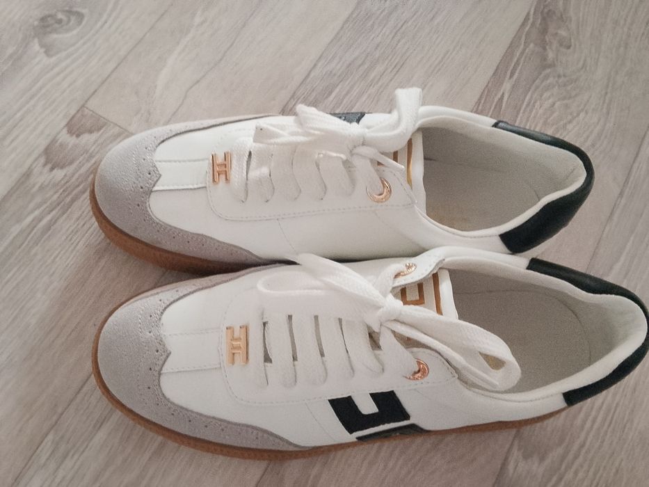 Кроссовки новые продам