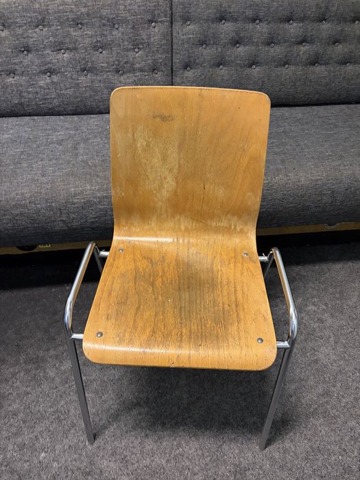Scaune foarte rezistente structura metalica sezut lemn stare foarte buna se pot conecta mai multe