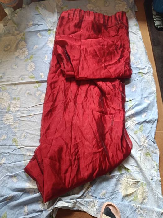 червена завеса от органза