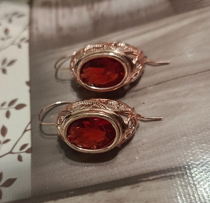 Серьги с красными камнями